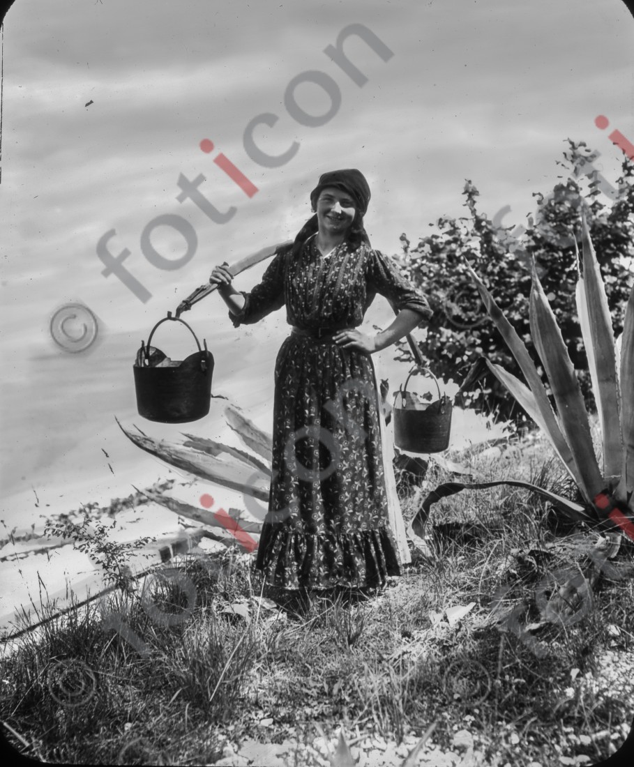 Junges Mädchen mit einem Tragjoch | Young girl with a Carrying pole - Foto foticon-simon-176-005-sw.jpg | foticon.de - Bilddatenbank für Motive aus Geschichte und Kultur